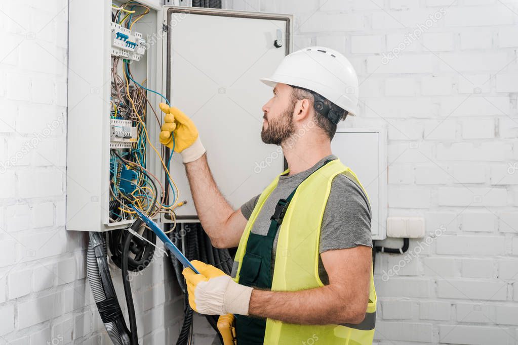 Tecnico che cabla un quadro elettrico domestico