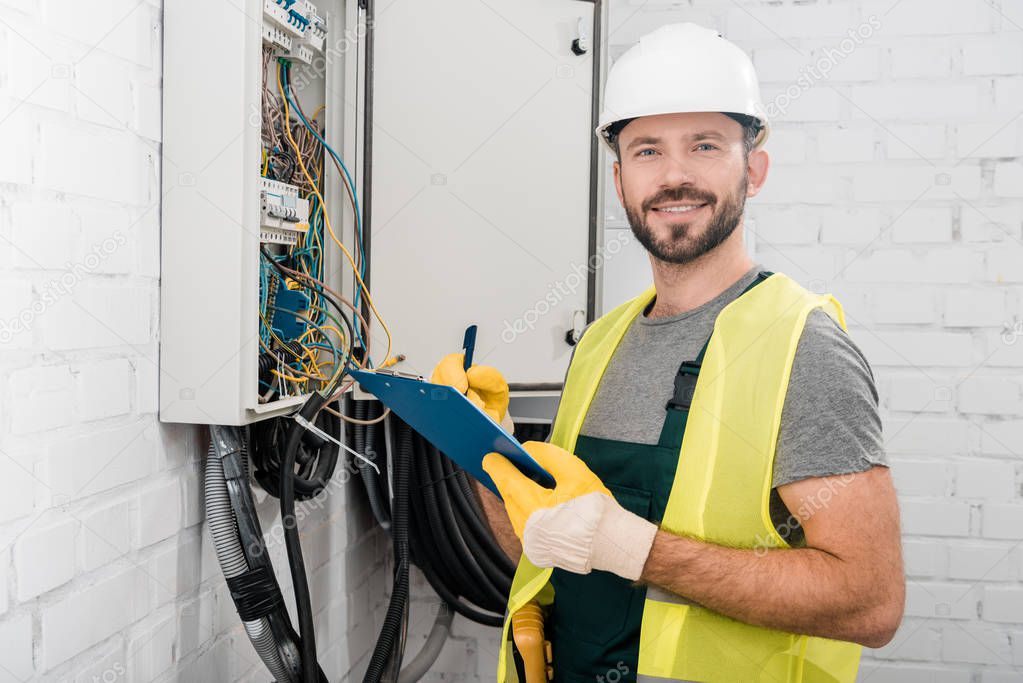 Tecnico esegue manutenzione su impianto domestico