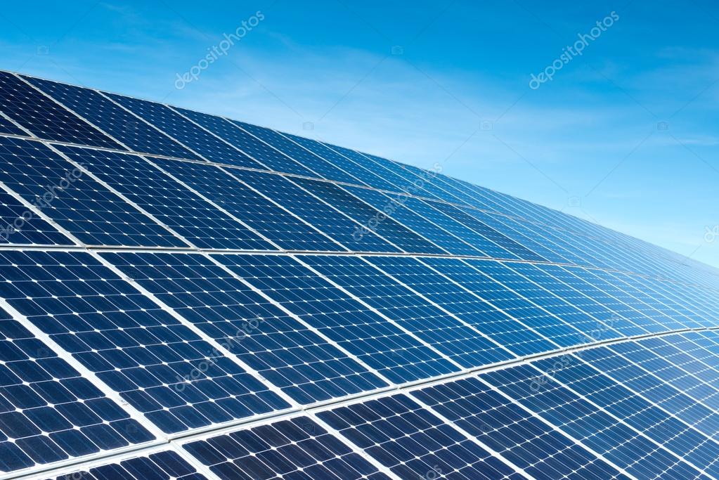 Pannelli solari termici installati su tetto di casa