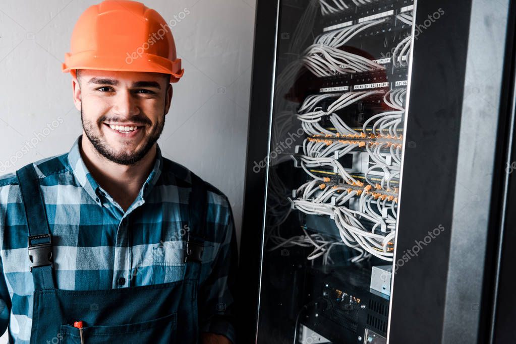Tecnico che lavora su un quadro elettrico domestico