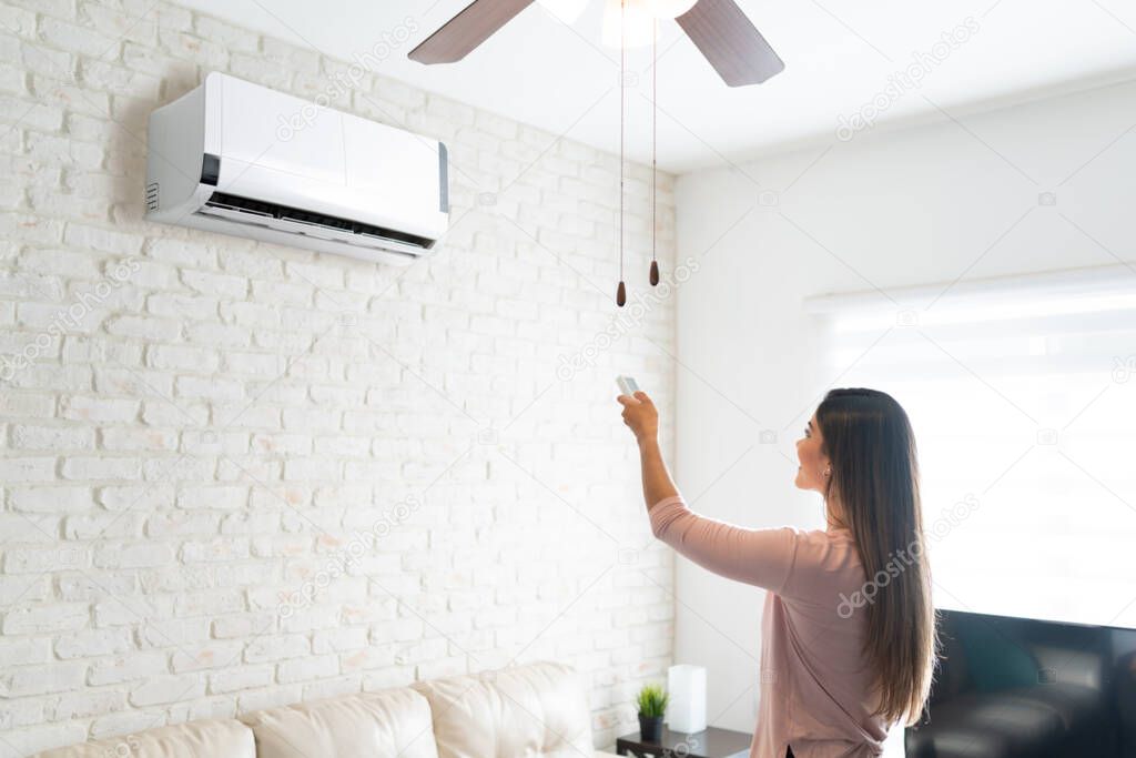 Climatizzatore a parete installato in soggiorno moderno