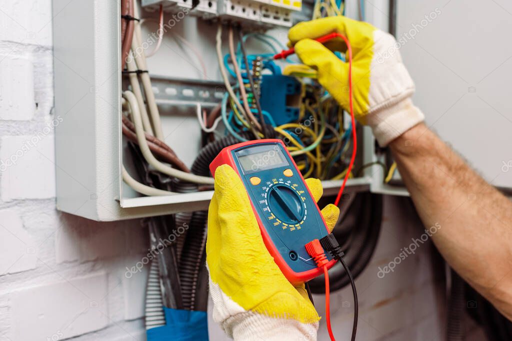 Tecnico controlla un quadro elettrico domestico