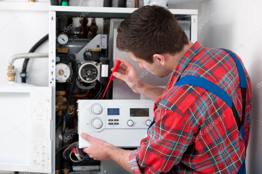 Tecnico esegue manutenzione programmata su una caldaia