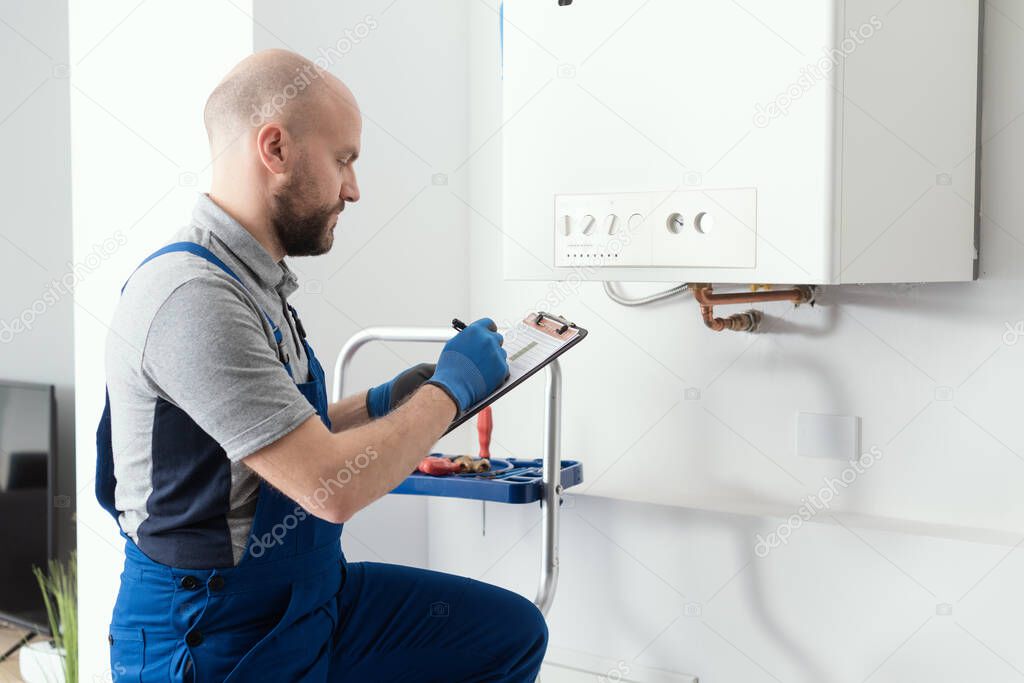 Tecnico controlla una caldaia domestica