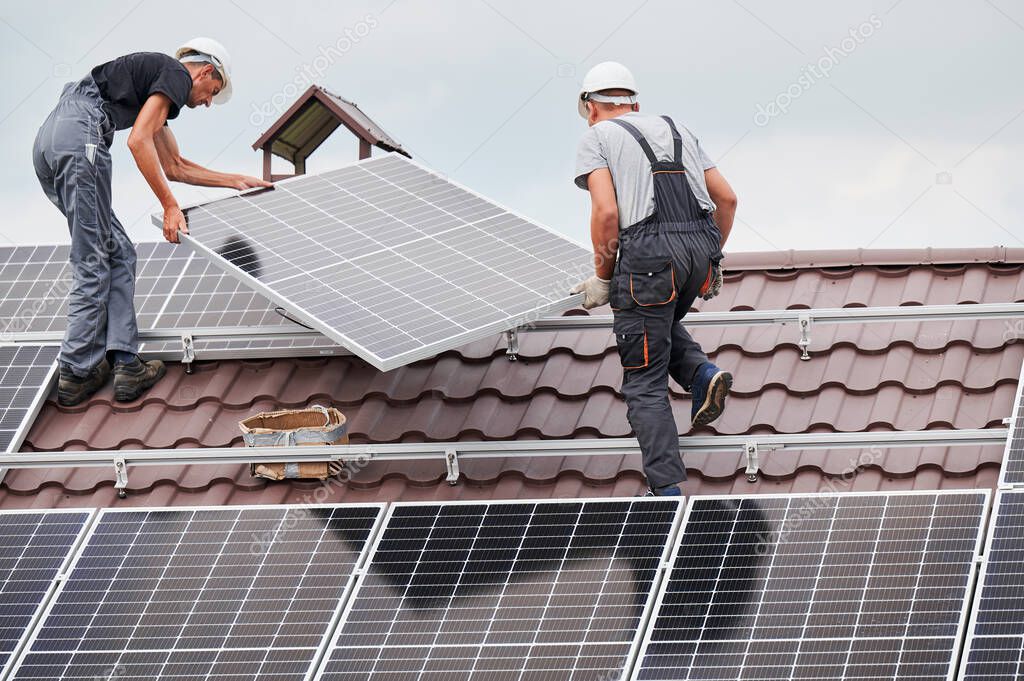 Installatore che monta un pannello solare termico sul tetto