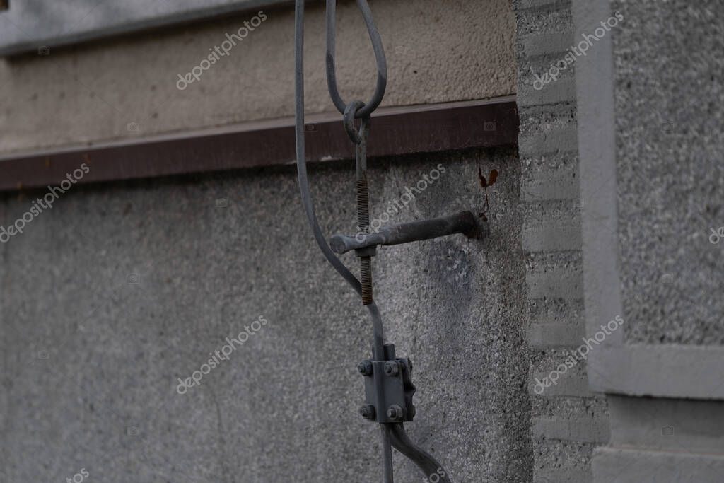 Vecchi cavi elettrici sostituiti durante una ristrutturazione