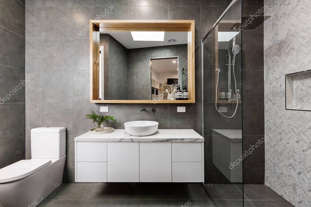 Bagno ristrutturato con doccia moderna e nuovi impianti