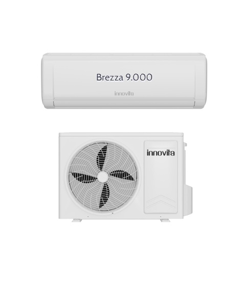 Tecnico mostra un climatizzatore monosplit installato a parete