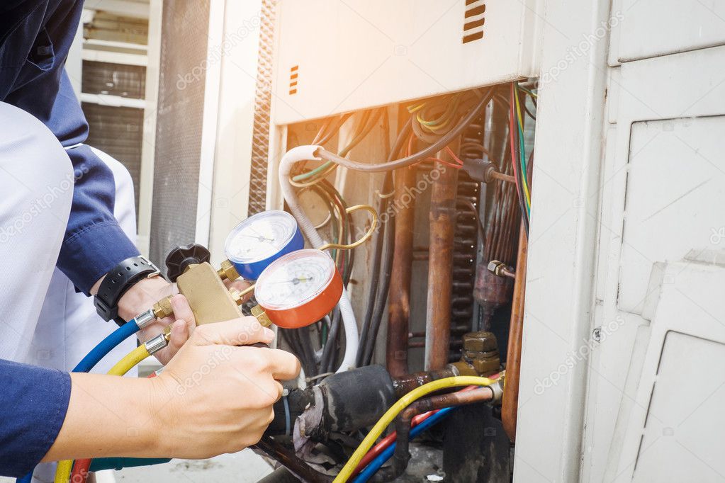 Tecnico installa un climatizzatore a parete con scala
