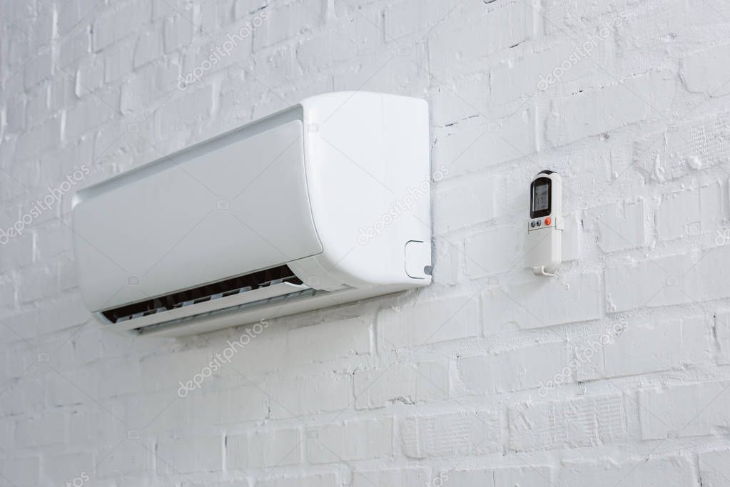 Tecnico mostra un climatizzatore monosplit installato a parete