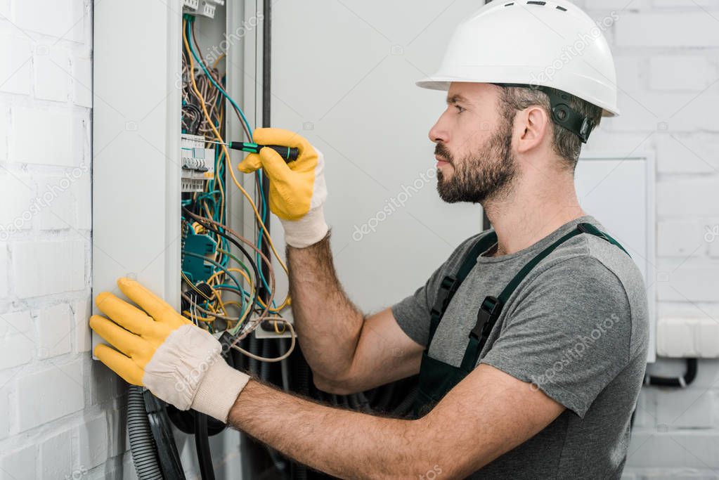 Tecnico che esegue manutenzione su impianto domestico