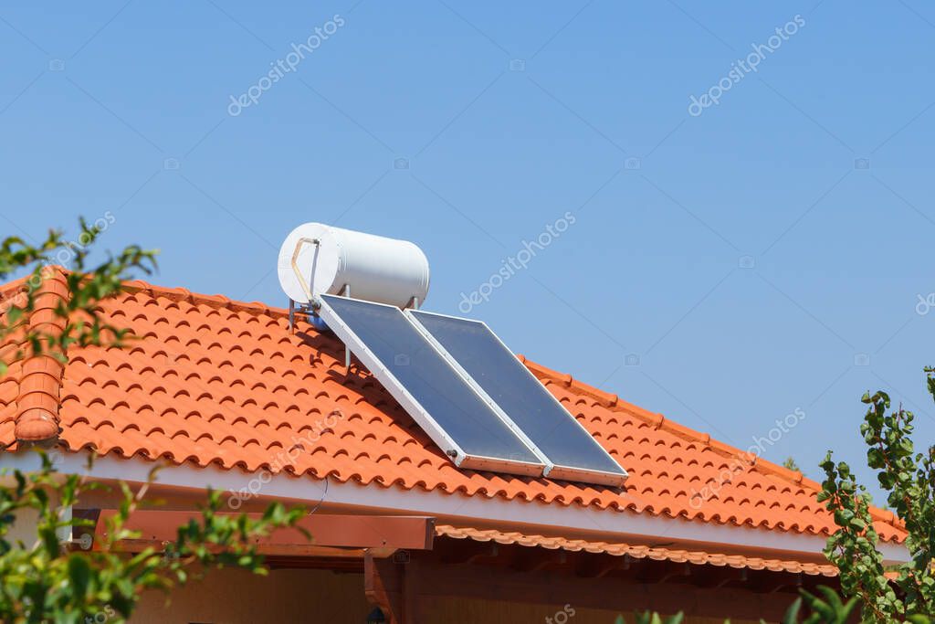 Pannelli solari termici installati sul tetto di una casa