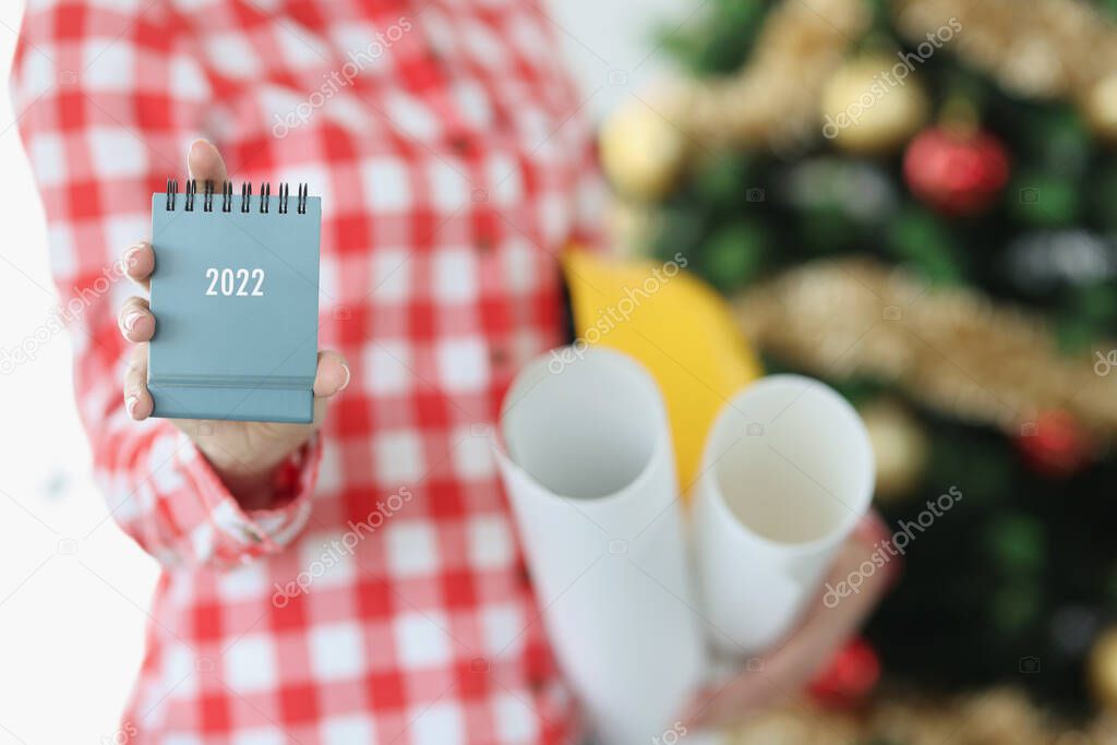 Pianificazione dei lavori di ristrutturazione con calendario e disegni tecnici