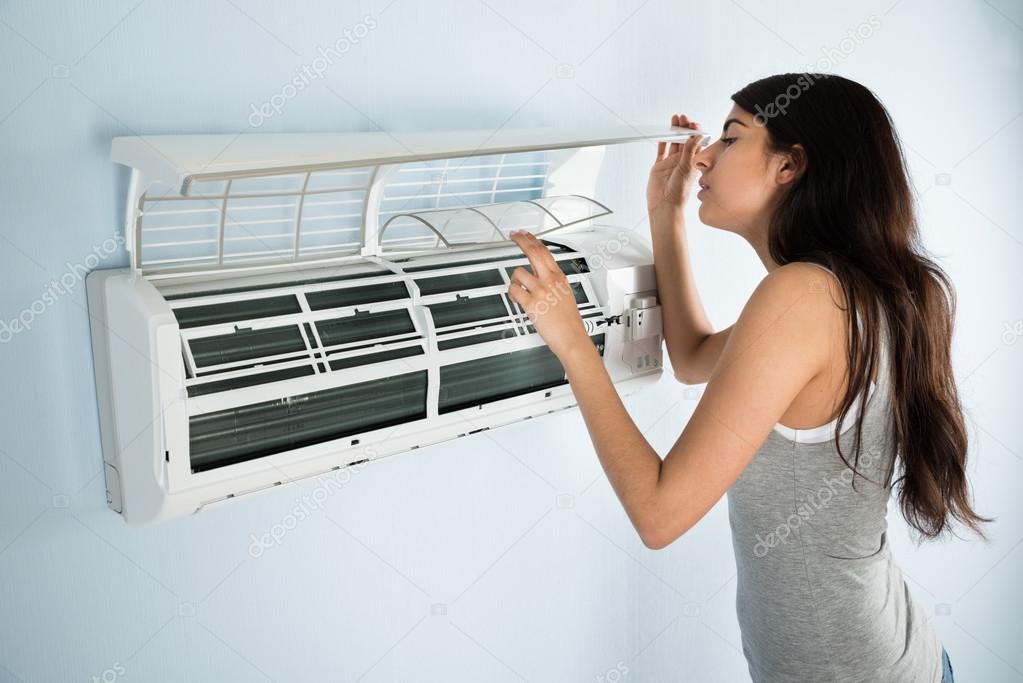 Tecnico effettua manutenzione al filtro di un climatizzatore