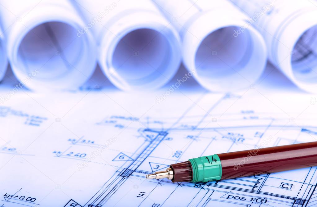 Appartamento in ristrutturazione con planimetrie sul tavolo